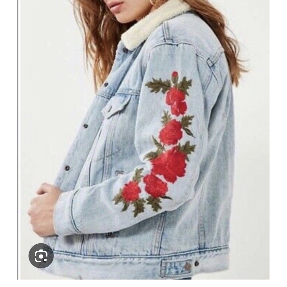 Levi’s Sherpa Lined Embroidered Denim Jacket  Blue 90s Trucker Rose size Large - Picture 2 of 8